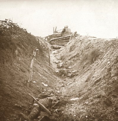 Vernietigde tank en dode lichaam, Auberives, Frankrijk, ca. 1914-1918 door Unbekannt
