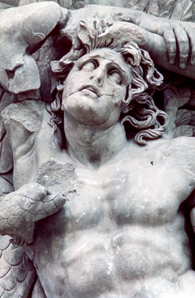 Detail van het Grote Fries van het Pergamon Altaar, 180-159 v.Chr. door Unbekannt