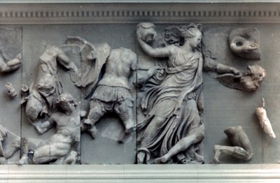 Detail van de Grote Fries van het Pergamon Altaar, 180-159 v.Chr. door Unbekannt