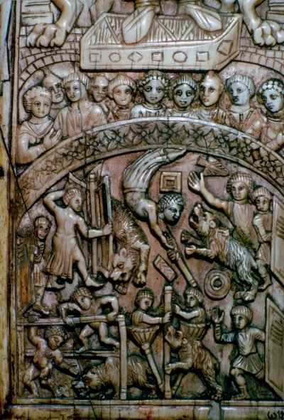 Detail van een blad van een Byzantijns ivoren diptiek met mannen en beren in het circus door Unbekannt
