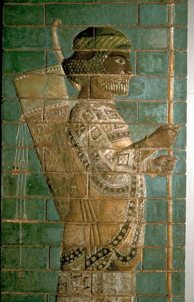 (detail) van een reliëf met een boogschutter van de Perzische Koninklijke Garde, Paleis van Darius I, Susa, ca. 500 v.Chr. door Unbekannt