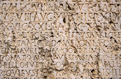 Detail van een inscriptie bij het Romeinse tempelcomplex (foto) door Unbekannt
