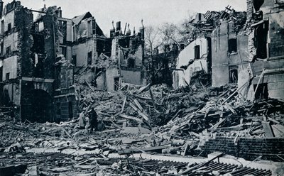 Verwoeste gebouwen, vanuit de binnentuin van de Tempel, 1941 door Unbekannt