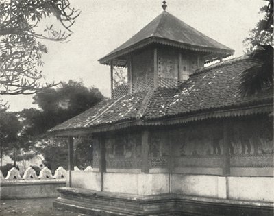 Dewale s. Tafel 58 bij de Dagoba van de Heilige Tand in Kandy, 1926 door Unbekannt
