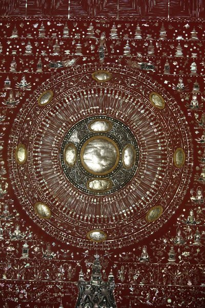 Dharma wiel in Wat Chedi Luang, Chiang Mai, Thailand door Unbekannt