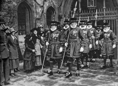 Verdeling van het Maundy-geld door Yeomen Warders, Tower of London, 1926-1927 door Unbekannt