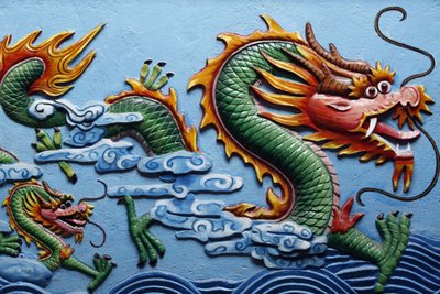Drakensculptuur in een Chinese tempel, Phnom Penh, Cambodja door Unbekannt
