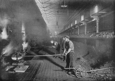 Handmatig tekenen van retorten, South Metropolitan Gasworks, Peckham, Londen, 1903 door Unbekannt