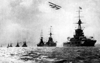 Dreadnoughts en hydroplane, Britse Grand Fleet, Noordzee, Eerste Wereldoorlog, 1914 door Unbekannt