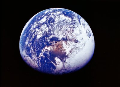 De aarde vanuit de ruimte, gefotografeerd door ruimteschip Apollo 16 door Unbekannt
