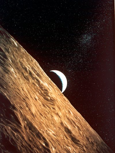 Aarde-opkomst gezien vanaf het oppervlak van de Maan, Apollo-missie, 1969 door Unbekannt