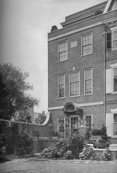 Oostelijke gevel met terras en tuinpoort, huis van mevrouw WK Vanderbilt, New York City, 1924 door Unbekannt