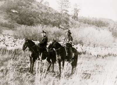Edd Ladd, volbloed Apache Indiaan, van het Jicarilla Reservaat, New Mexico, met Indianencommissaris Cato Sells, te paard 1920 (foto) door Unbekannt
