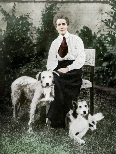 Edith Cavell met haar huisdieren, ca. 1915 door Unbekannt