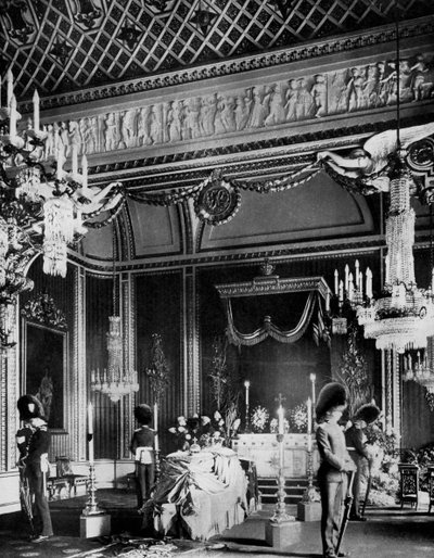 Edward VII opgebaard, Troonzaal, Buckingham Palace, Londen, 1910 door Unbekannt