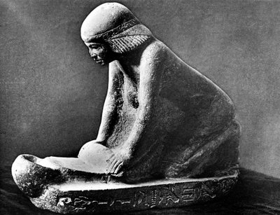 Egyptisch grafbeeld van een vrouw die graan maalt met een zadelquern, c2500 v.Chr. door Unbekannt