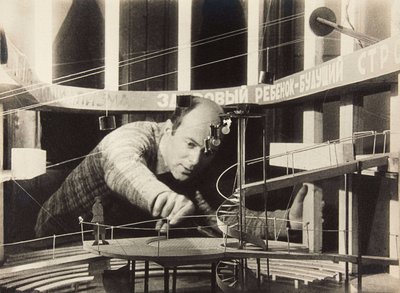 El Lissitzky werkt aan een decorontwerp, Meyerhold Theater, 1929 door Unbekannt