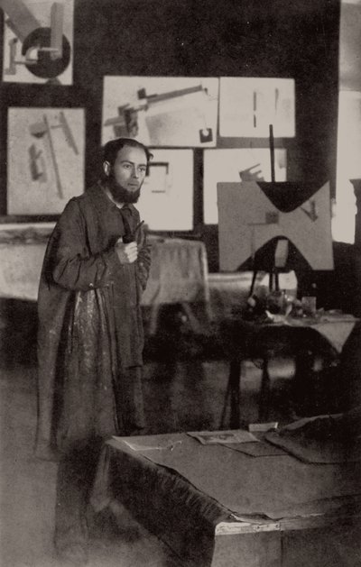 El Lissitzky in zijn studio in Vitebsk, 1919 door Unbekannt