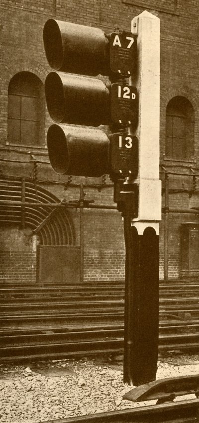 Elektrische Lamp Signalen, met Schermen voor Daggebruik, op Baker Street Station, Metropolitan Railway, 193 door Unbekannt