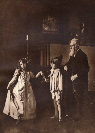 Elizabeth Angela Marguerite Bowes-Lyon, in een dansles met haar broer, 1909 door Unbekannt