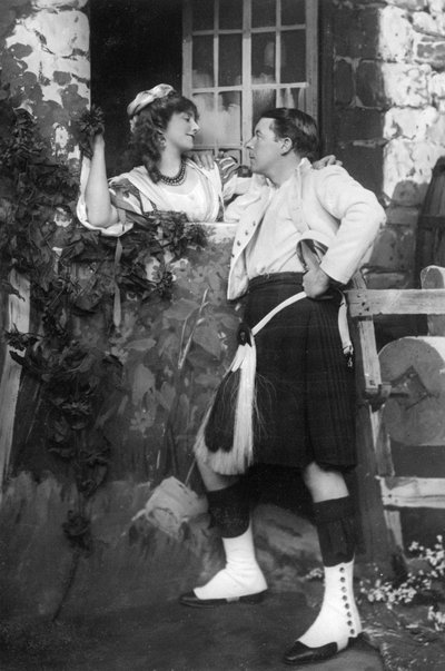 Ellaline Terriss en Seymour Hicks in The Gay Gordons, ca. 1907 door Unbekannt