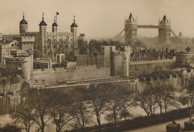Versterkte Wallen van de Tower of London Gezien Laag op Laag vanaf de Hoge Pakhuizen van Tower Hill door Unbekannt