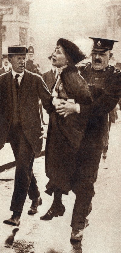 Emmeline Pankhurst gearresteerd door Superintendent Rolfe buiten Buckingham Palace, Londen door Unbekannt