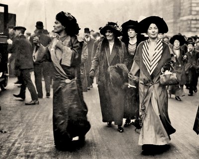 Emmeline Pethick Lawrence en Christabel Pankhurst, ca. 1908 door Unbekannt