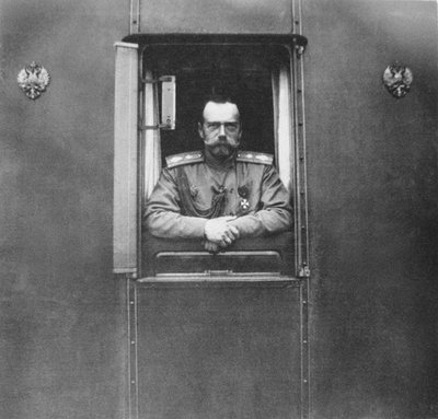Keizer Nicolaas II bij het raam van de eigen treinwagon, 1917 door Unbekannt