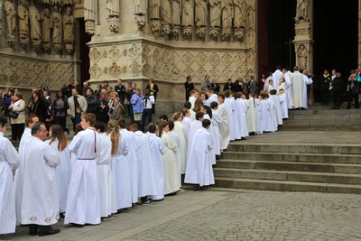 Ingangsprocessie. Bisschopswijding. Kathedraal van Amiens, Amiens, Frankrijk door Unbekannt