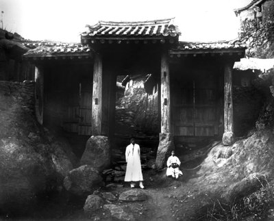 Ingang van een dorp, Korea, 1900 door Unbekannt