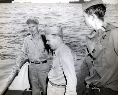 Ernie Pyle bezoekt de USS Hornet door Unbekannt