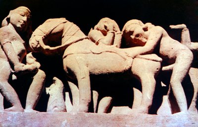 Erotisch beeldhouwwerk, Hindoe tempel, Khajuraho, India, 950 - 1050 door Unbekannt