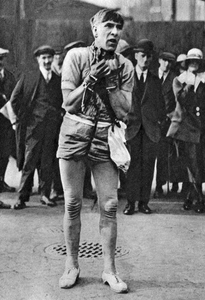 Escapoloog vermaakt theaterbezoekers in de rij, Londen, 1926-1927 door Unbekannt