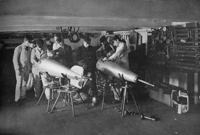 Onderzoek van een torpedo, 1914 door Unbekannt
