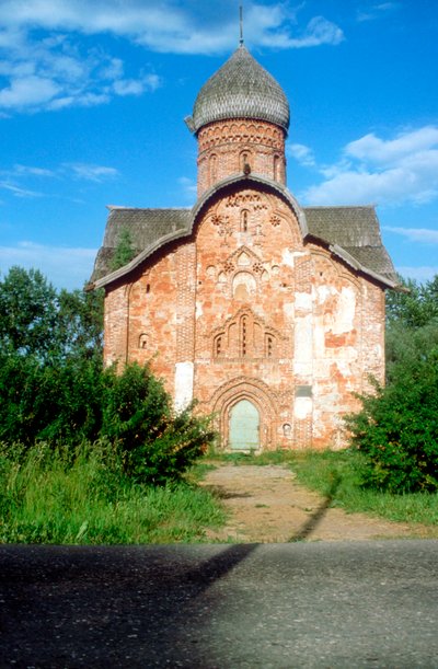 Exterieur van een kerk, Novgorod, Rusland door Unbekannt