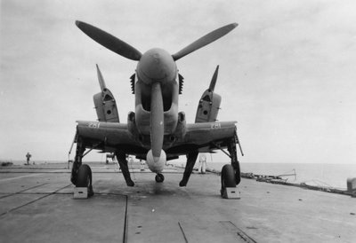 Fairey Firefly-vliegtuig klaar om naar de hangarlift te worden vervoerd, HMS Venerable, 1945 door Unbekannt