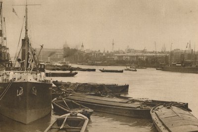 Trouwe schepen die Londens behoefte dienen: Het bassin van Custom House tot Billingsgate, ca. 1935 door Unbekannt