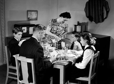 Gezin aan het ontbijt, ca. 1948 door Unbekannt
