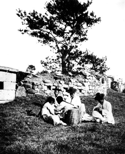 Gezin geniet van een picknick, Korea door Unbekannt