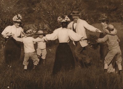 Familie die spelletjes speelt in een veld, 1937 door Unbekannt