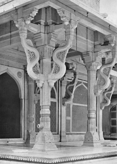Fatehpur Sikri. Zuilen aan de voorkant van het graf van Sheik Salem Christi, c1910 door Unbekannt