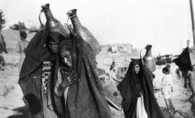Vrouwelijke waterdragers, Amarah, Irak, 1917-1919 door Unbekannt