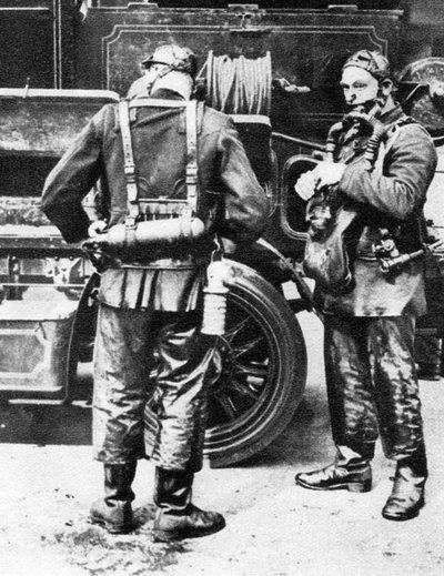 Brandweerlieden trekken rookhelmen aan, Farringdon Street rubberfabriek, Londen, 1926-1927 door Unbekannt