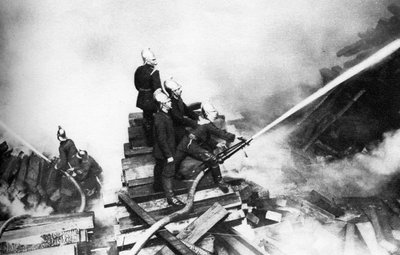 Brandweermannen bestrijden een brand in een houtwerf, Londen door Unbekannt