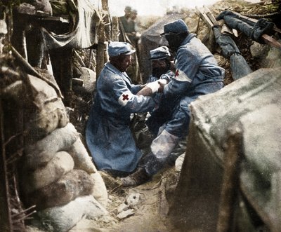 Eerste hulp aan een gewonde man in een van de Franse loopgraven, 1915 door Unbekannt
