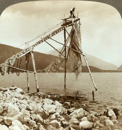 Visser die zalmnetten rangschikt in Balestrand aan de Sognefjord - Balholm in de verte, Noorwegen, ca. 1905 door Unbekannt
