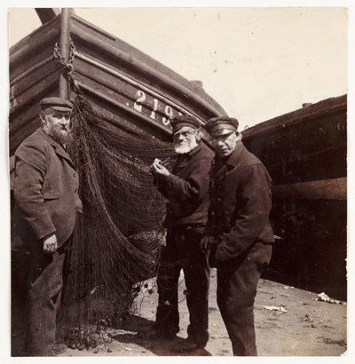 Vissers die bij een net staan, ca. 1905 door Unbekannt