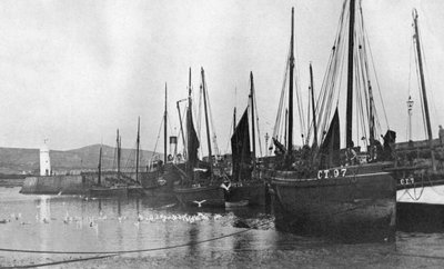 Vissersboten in de haven van Port St Mary, Isle of Man, 1924-1926 door Unbekannt