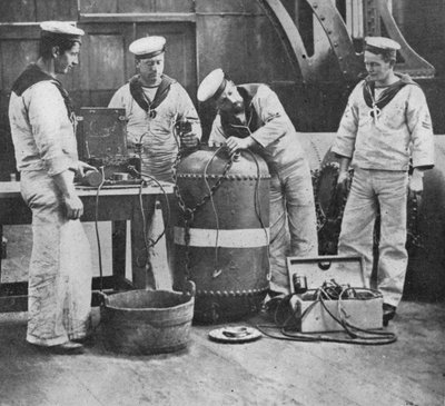 Het installeren van een elektrische contactmijn, 1914 door Unbekannt